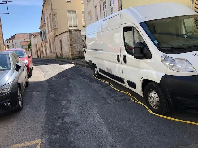 Véhicule d’intervention de l’agence, garé devant un logement à traiter